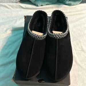 Black Ugg slippers never used , box is damaged but shoes in perfect condition